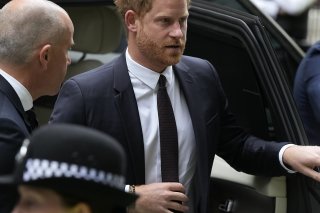Le Prince Harry arrive à la Haute Cour de Londres où il doit témoigner devant un tribunal londonien contre un éditeur de tabloïds qu'il accuse de piratage téléphonique et d'autres activités illégales d'espionnage.